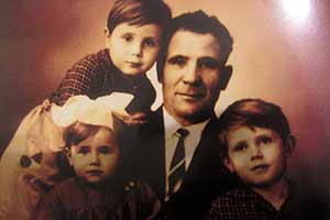 Отчим мамы Валентины Петровны – дед 
Андрей и внуки. Апрель 1964 года.