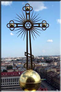 «Православный» крест на Свято-троицком Соборе московской патриархии в Санкт-Петербурге