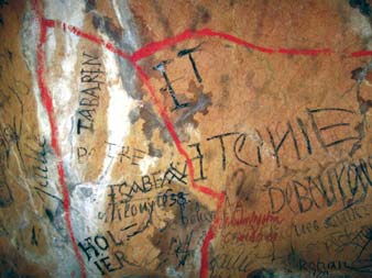 Надписи на стенах глубоко в пещерах Ломбрив