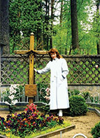 Светлана Левашова у могилы отца
