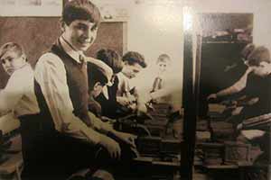 Николай на уроке труда в школе. 7 класс, 1975 год